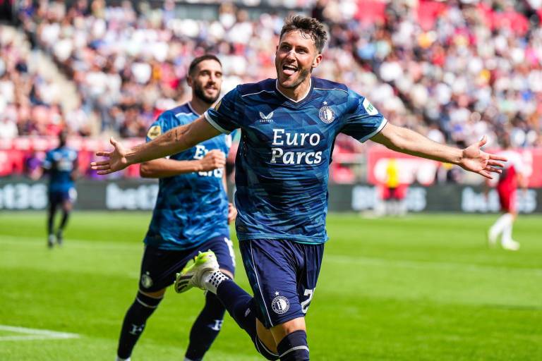 Santiago Giménez marca doblete, pero sale lesionado