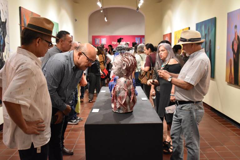 Admiran sinaloenses la exposición ‘Algo a donde sea’ del artista Alejandro Mojica