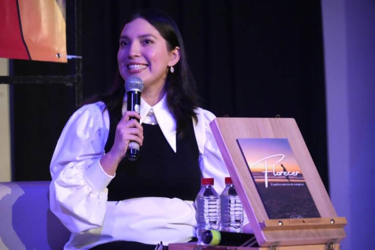 Da Linda Pérez testimonio de superación en su libro ‘Florecer’