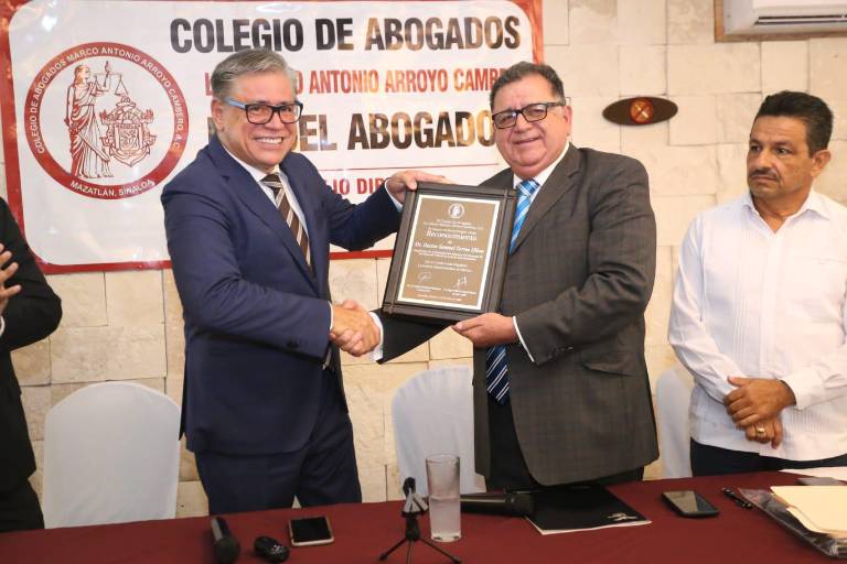 Protagonizan abogados una cena para celebrar su día