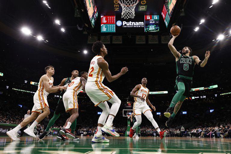 Celtics apaga el vuelo de los Hawks para mantener su racha, en la NBA