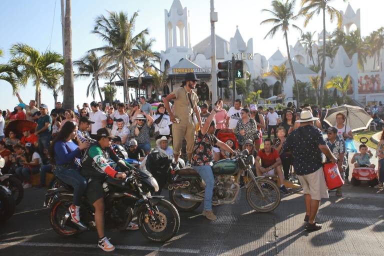 Disfrutan ‘bikers’ del malecón porteño