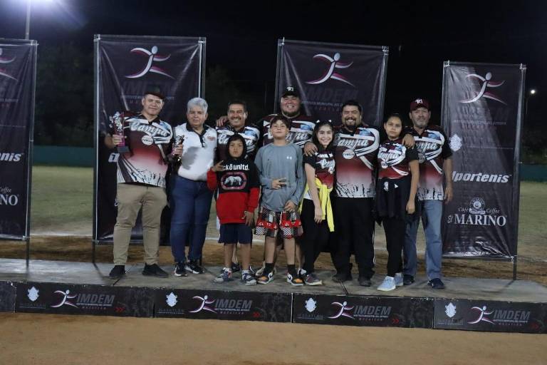 Premian e inauguran en la Liga de Softbol Imdem