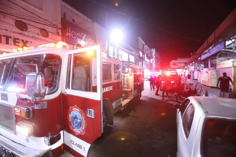 Corto circuito en Mercado Pino Suárez moviliza a bomberos en Mazatlán