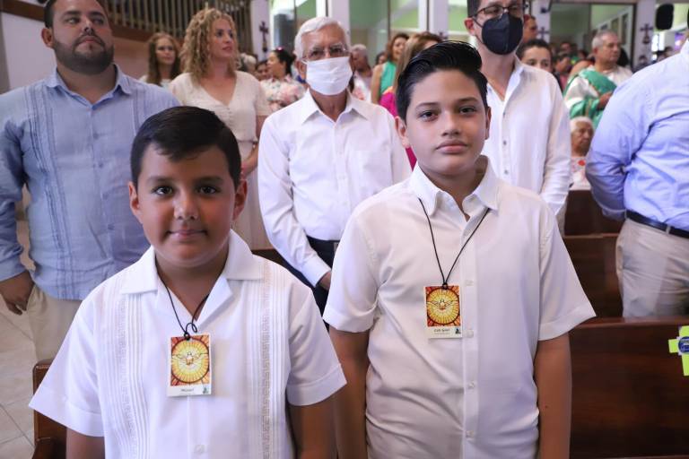 Confirman 54 niños su fe en Cristo