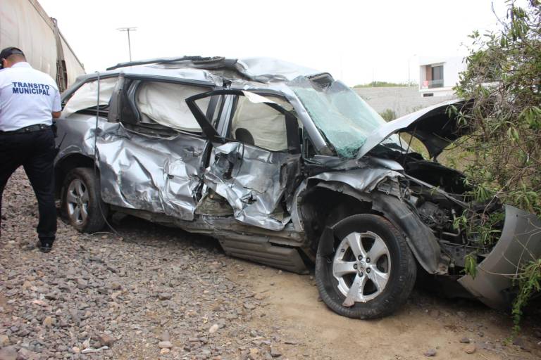 Tren carguero embiste camioneta en Mazatlán; hay dos heridos