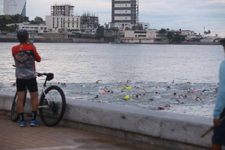 Tritones se dan cita en Playa Norte para la última Puntuable de nado de 2023