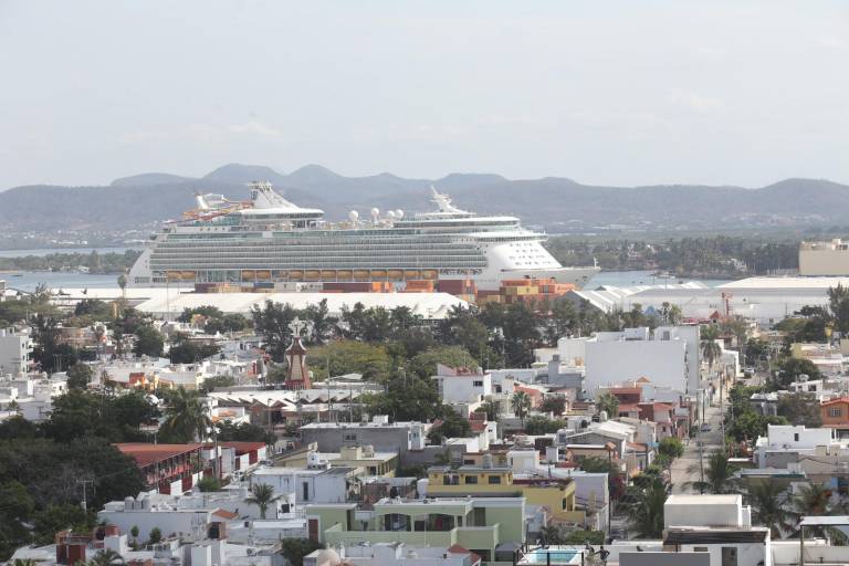 Este lunes llegó a Mazatlán el crucero turísticos Navigator of the Seas.