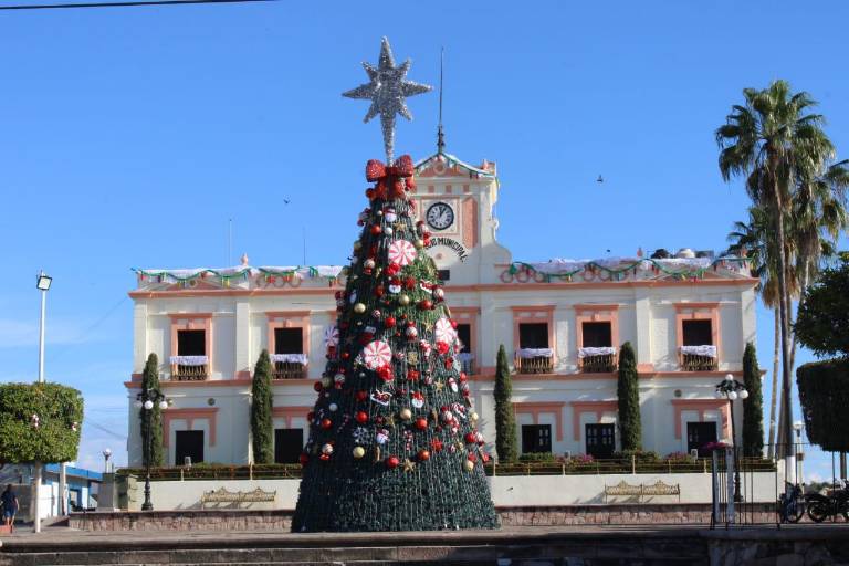 Llenan de motivos navideños palacio y explanada municipal de Rosario