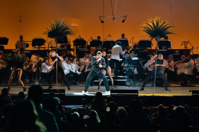 Reciben con ovación a Ricky Martin en conciertos junto a la Orquesta Filarmónica de Los Ángeles