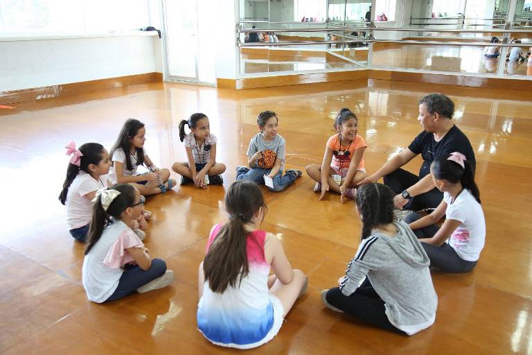 Invita la Escuela de Arte José Limón al curso de verano Una sonrisa con el arte