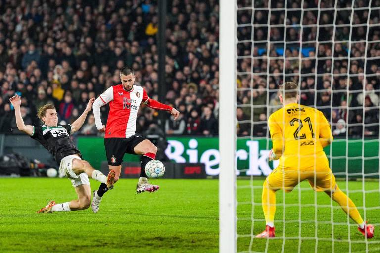 Feyenoord, sin Santi Giménez, pasa a la final de Copa