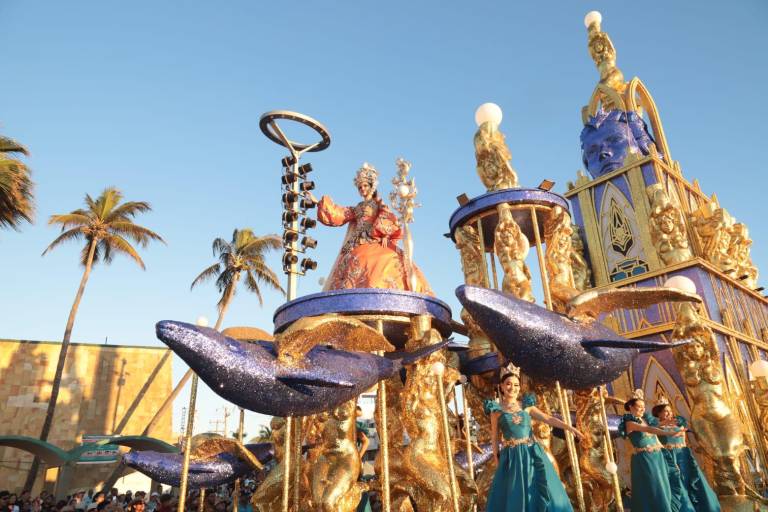 Vive Mazatlán la emoción del primer desfile del Carnaval de Mazatlán