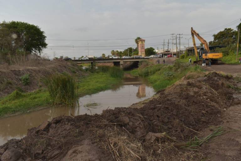 Previo a la temporada de lluvias y huracanes, inicia limpieza de 75 ríos, canales y drenes en Culiacán
