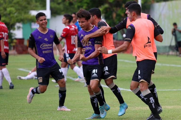 Cañoneros dominan a las Chivitas en el puerto