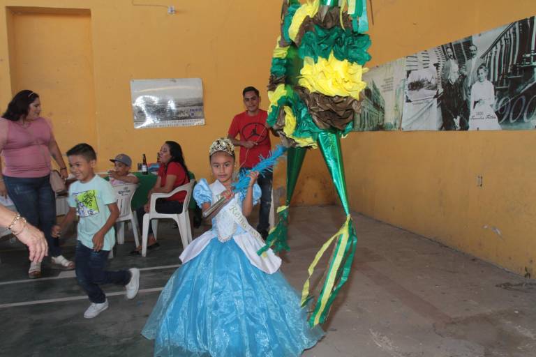 Club 30-60-90 corona a su Reina Infantil, Romina Rivera Furichi