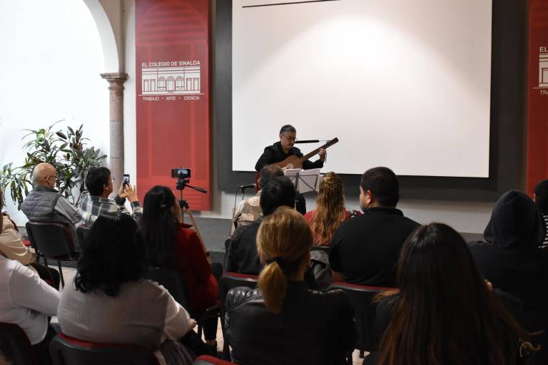 Disfrutan del talento musical del guitarrista Massimo Gatta