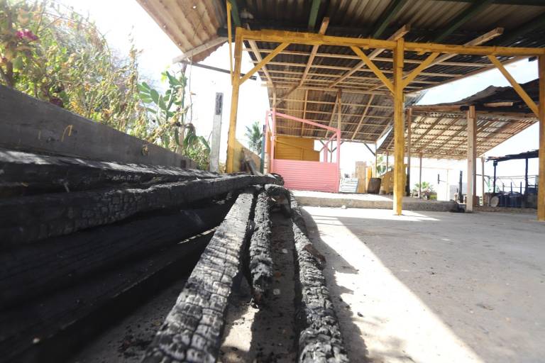 Reconstruyen restaurantes incendiados en el área de Cerritos, en Mazatlán
