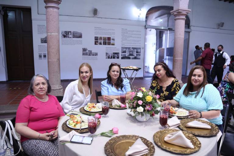 Felicitan a las mamás del Isic