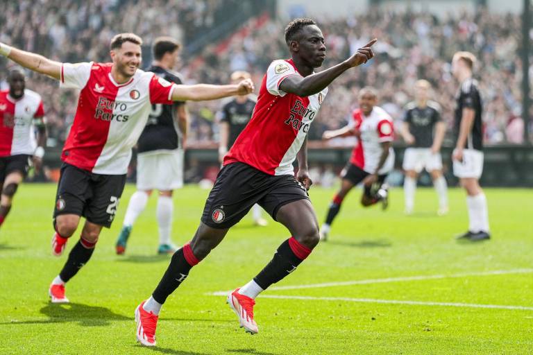 Feyenoord humilla al Ajax, pero Santiago Giménez no anota