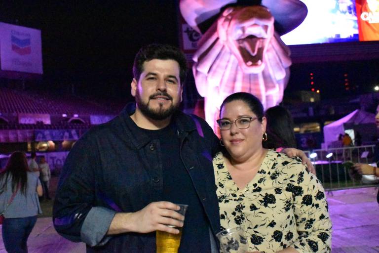 Disfrutan culiacanenses el espectáculo de Carin León en el Estadio de Los Tomateros