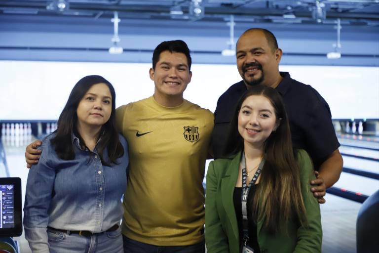 Participan en Torneo de Boliche con Causa