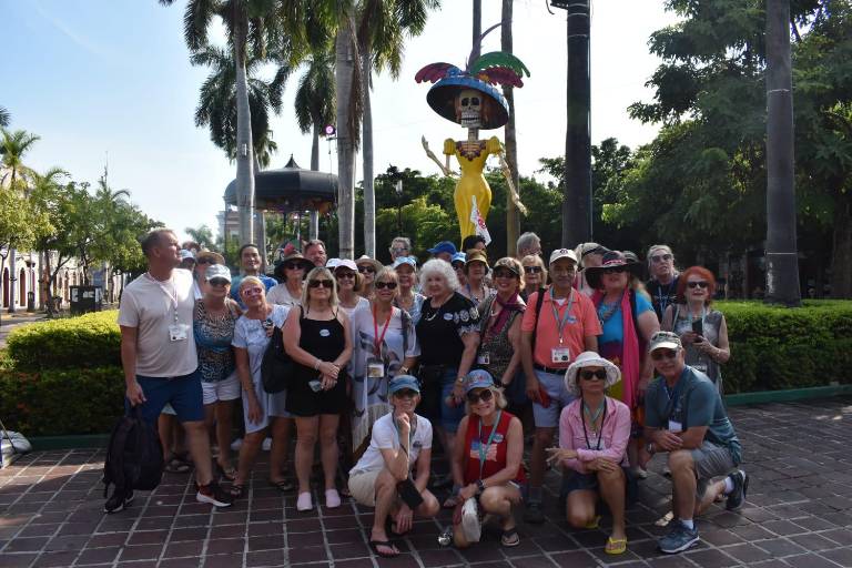 Gustan a turistas y locales las catrinas, calaveras y altares en el Centro Histórico de Mazatlán