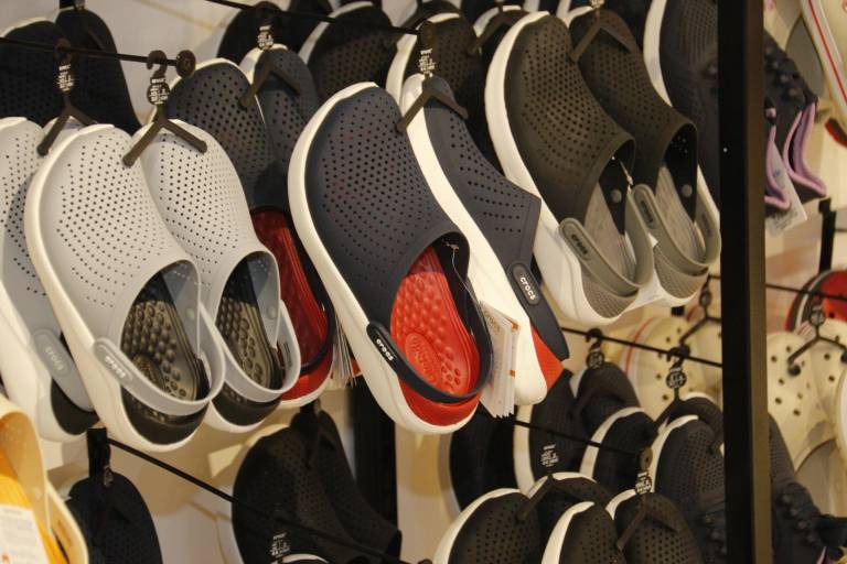 Los Crocs rompen paradigmas en la moda; en Culiacán abren la primera boutique en Plaza Ceiba