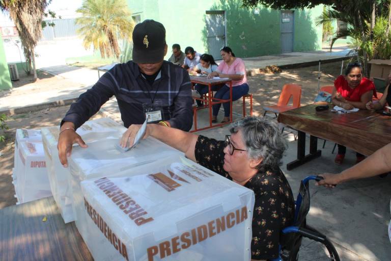 Luz y David, pese a estar convalecientes, cumplen como ciudadanos y acuden a votar