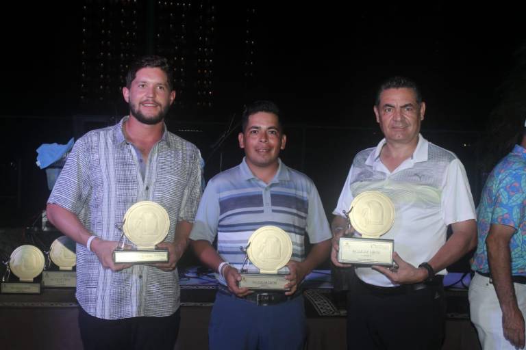 Disfrutan mazatlecos y turistas de la fiesta golfista