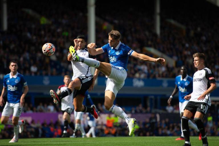 Raúl Jiménez es titular en victoria del Fulham