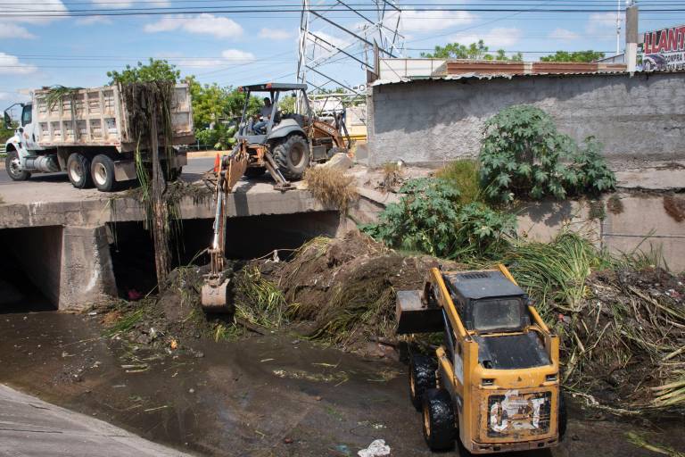 Realiza Ayuntamiento de Culiacán labores de limpieza en canales ante temporada de lluvias