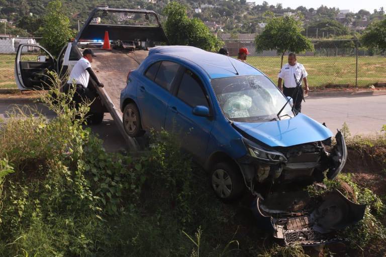 Auto cae a canal pluvial del fraccionamiento San Fernando en Mazatlán