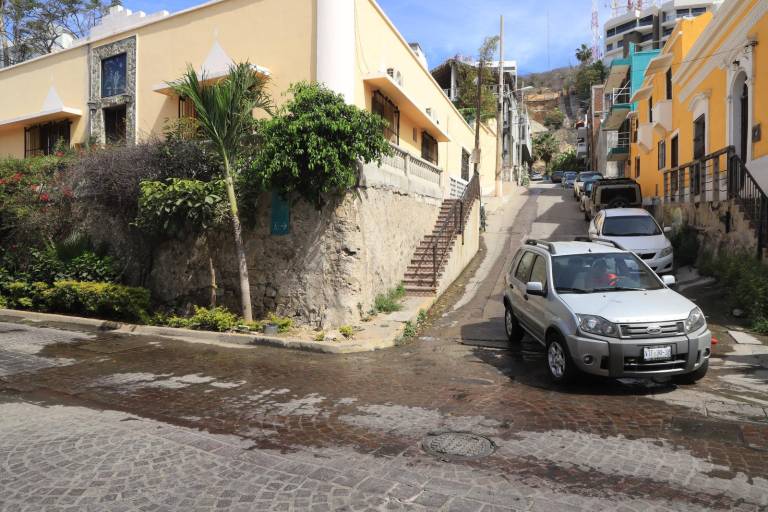 Denuncian fuga de aguas negras arrojadas a la vía pública en Cerro de la Nevería