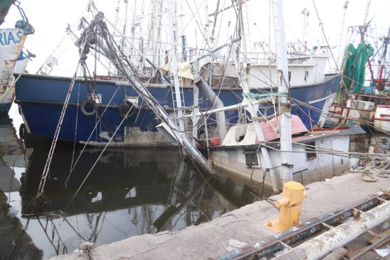 Barco que se hundió hace 2 semanas no ha sido retirado del muelle en Mazatlán