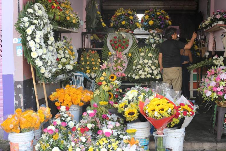 Vendedores de flores en Mazatlán esperan aumento de ventas por el Día de Muertos