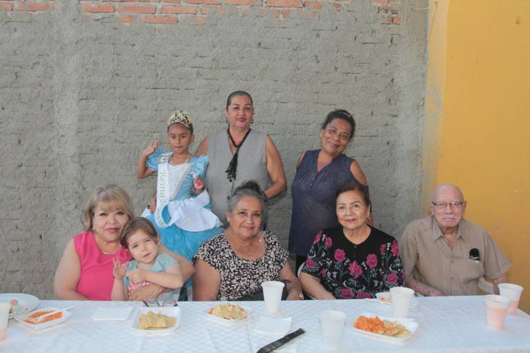 Club 30-60-90 corona a su Reina Infantil, Romina Rivera Furichi