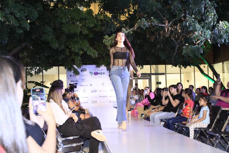 Clientes de Cimaco Culiacán asisten a la pasarela ‘Ceiba Summer Trends’