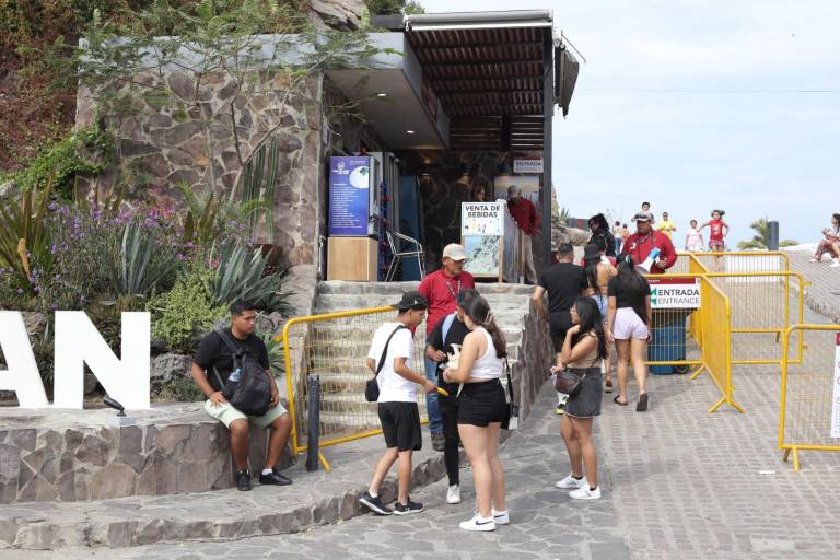 Aprovechan visitantes el clima frío para subir al Faro de Mazatlán