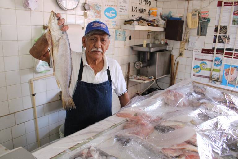 Juan Ramón mantiene vivo el oficio de la pescadería en el mercado de Rosario