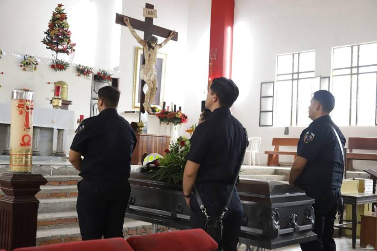 Con último pase de lista y homenaje despiden al comandante Robles Sotomayor