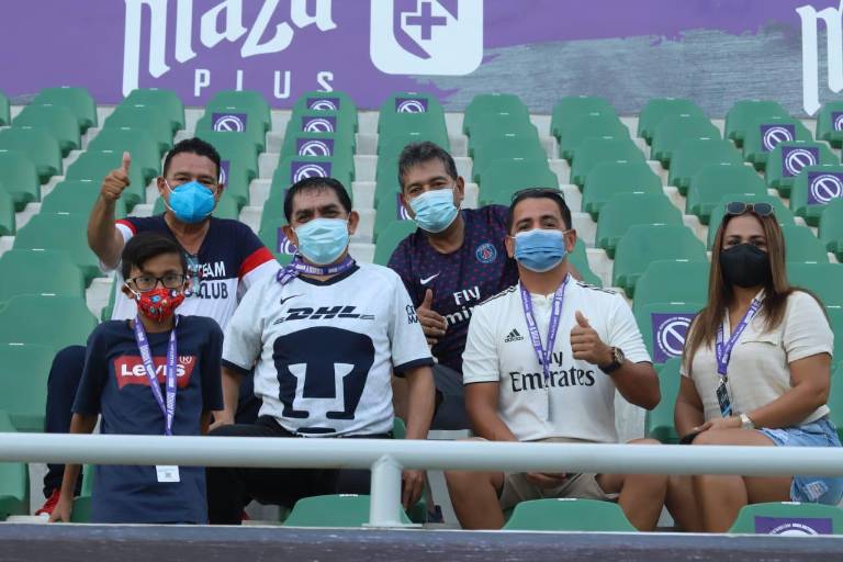 Aficionados asisten con sus niños al partido de futbol en el Kraken