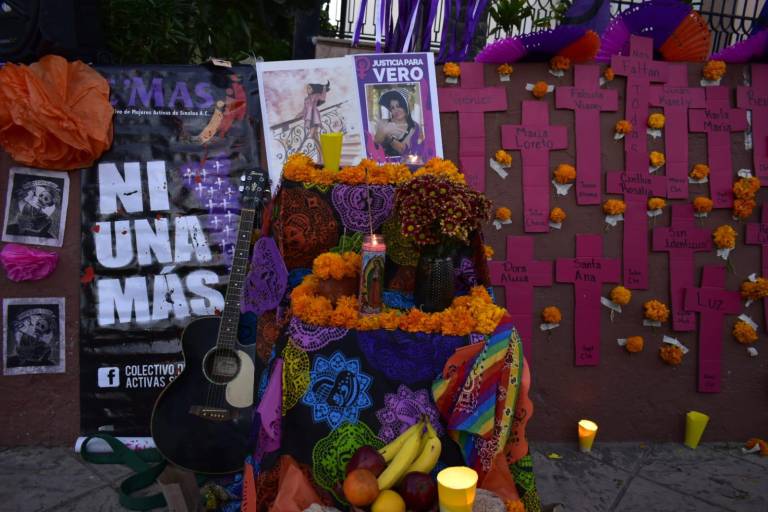 Colectivo realiza en Culiacán ofrenda en honor a las víctimas de feminicidios; buscan visibilizar la alerta de género