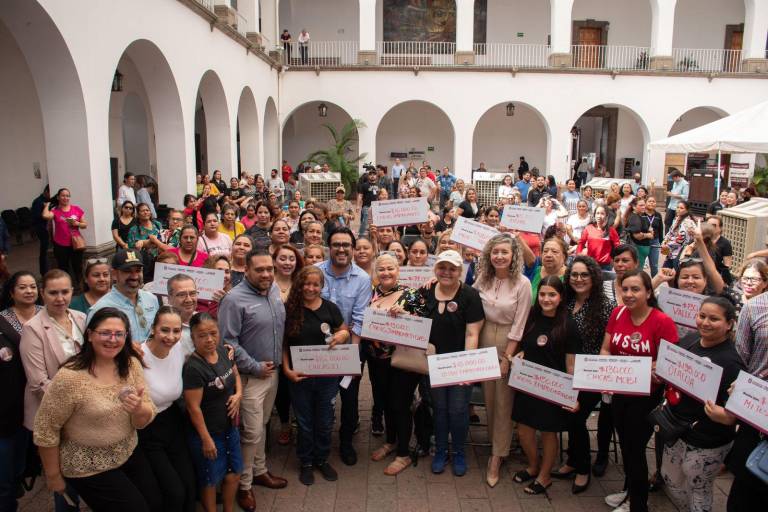 Dispersa Alcalde más de $1 millón en apoyos económicos a mujeres emprendedoras de Culiacán