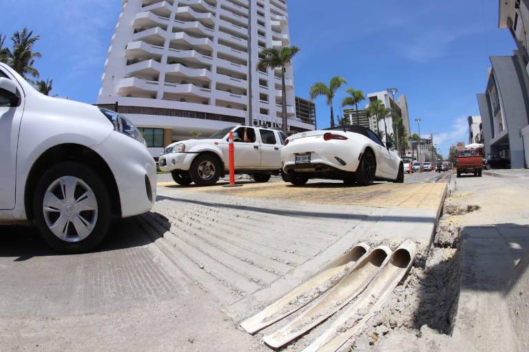 Construyen pasos peatonales elevados sobre avenida de zona turística de Mazatlán