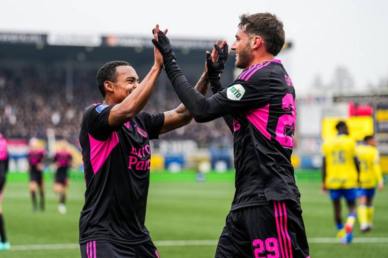 Santiago Giménez anota y se acerca a Chicharito y Luis García