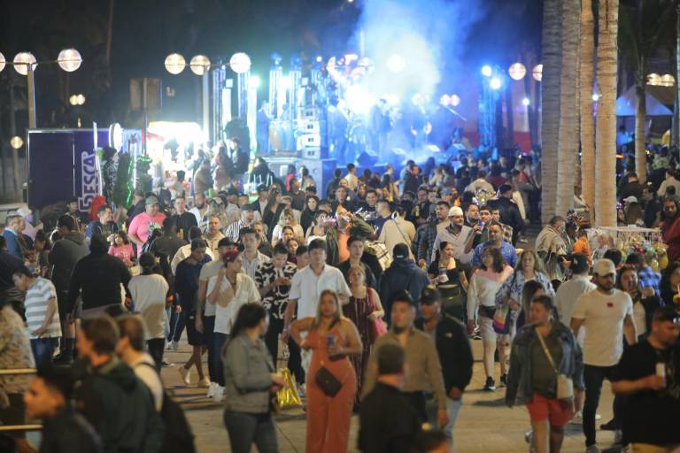 Acuden miles de personas del Carnaval a Olas Altas y la Plazuela Machado