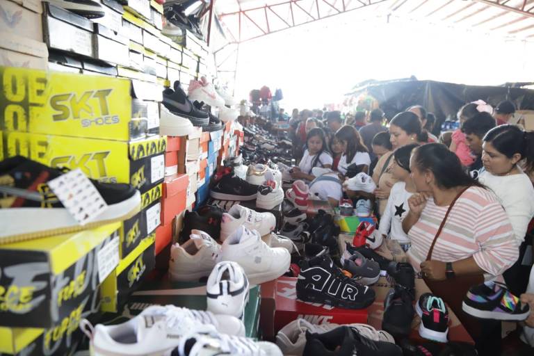 Esperan comerciantes del Tianguis de la Juárez aumento en ventas durante temporada decembrina