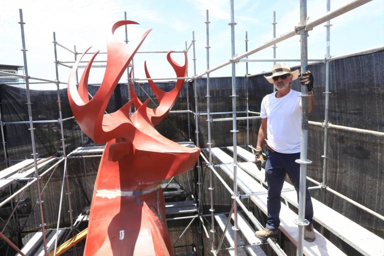 Arturo Ipiéns plasma en nueva escultura del Venado el carácter del mazatleco