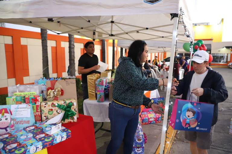 Recolectan en Mazatlán regalos y kits médicos para niños con cáncer